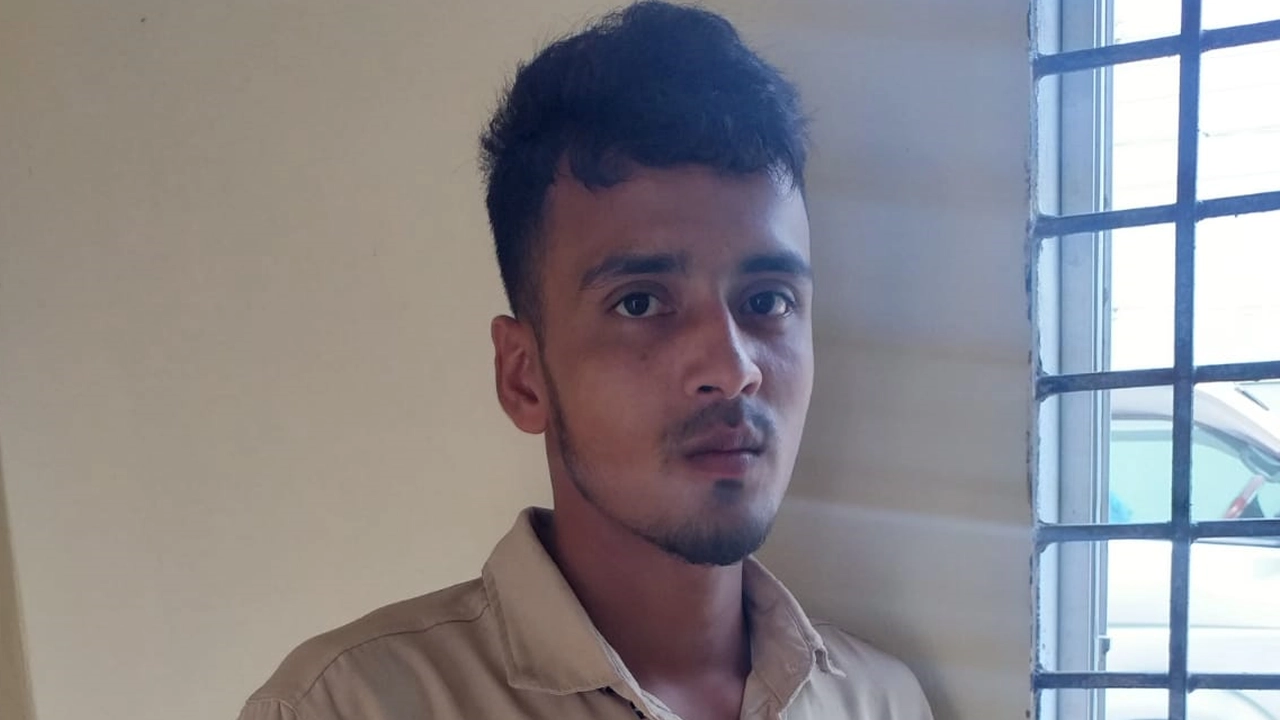 গ্রেপ্তার ছিনতাইকারী আশিক। ছবি : কালবেলা
