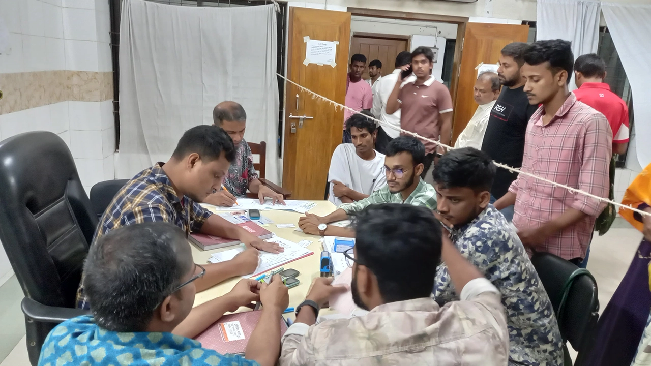 নওগাঁয় কিশোর গ্যাংয়ের হামলায় বৈষম্যবিরোধী ছাত্র আন্দোলনের নেতাসহ দুই শিক্ষার্থী আহত। ছবি : কালবেলা