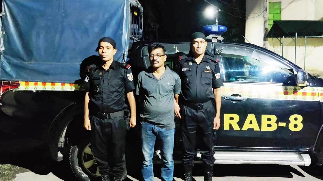 মাদারীপুরে ১২টি মামলার এজহারভুক্ত আসামি শামসুল সরদার ওরফে ‘কোপা শামসু’ গ্রেপ্তার। ছবি : কালবেলা