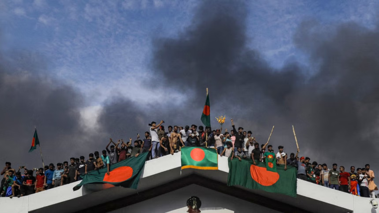 গণভবনে সাধারণ মানুষ। ছবি : এএফপি
