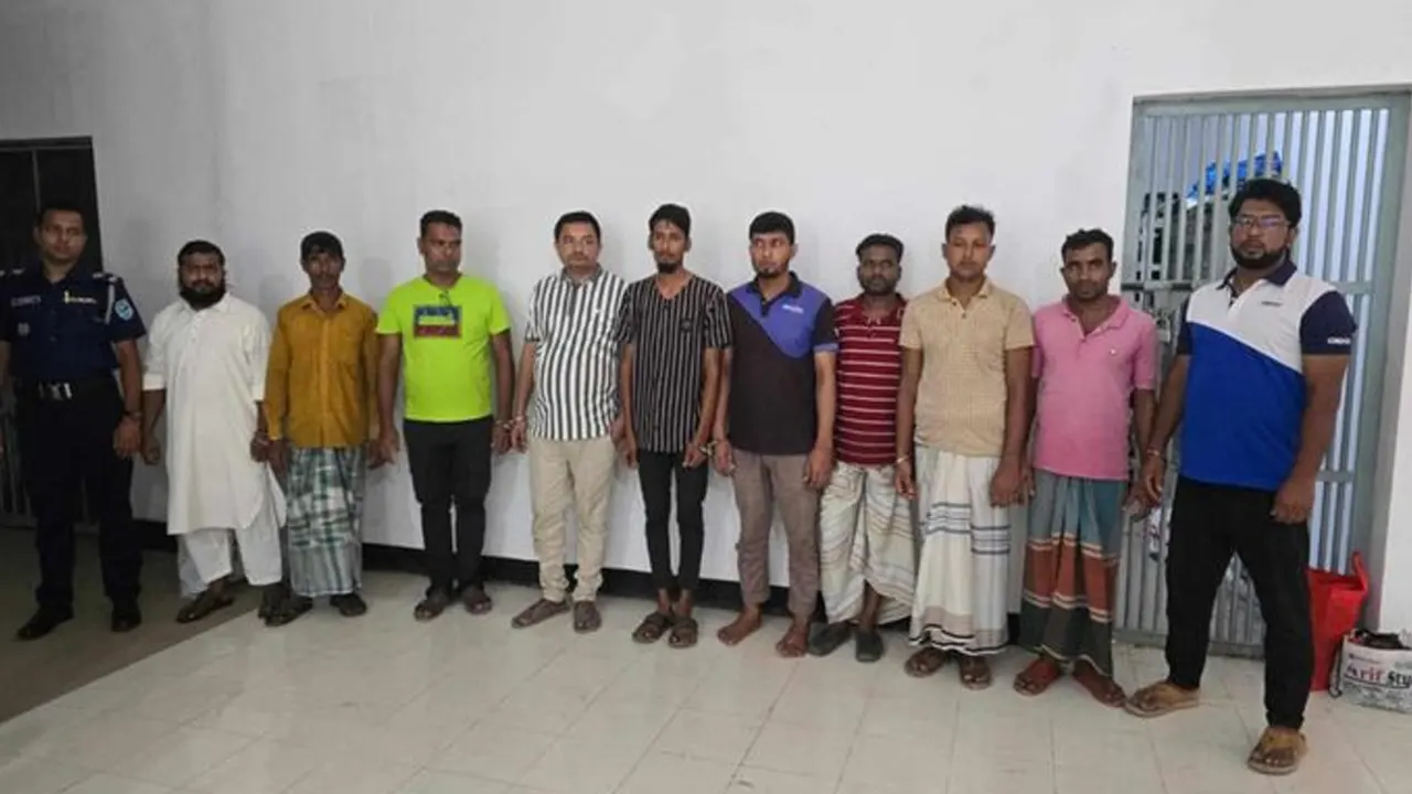 গ্রেপ্তারকৃত ১২ আসামিকে আদালতে পাঠানো হয়েছে। ছবি : কালবেলা