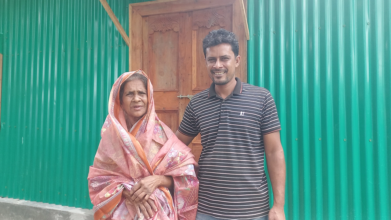 বৃদ্ধা জোবেদার নবনির্মিত ঘর। ছবি : কালবেলা