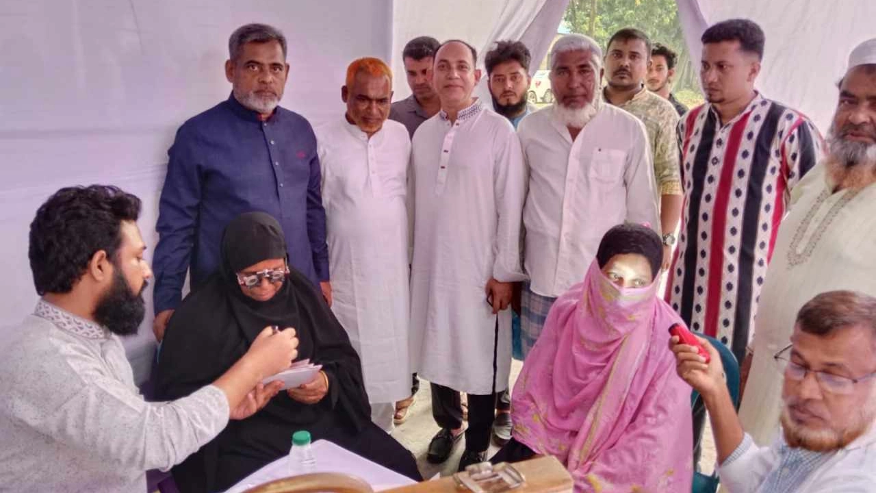 ডেমরায় চোখের ফ্রি চিকিৎসা সেবাসহ ব্যবস্থা প্রদান করা হয়। ছবি : কালবেলা