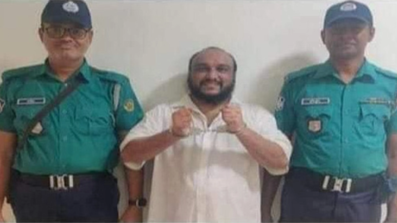 পুলিশের হাতে গ্রেপ্তার কিং আলী। ছবি : সংগৃহীত