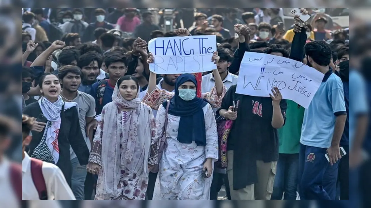 লাহোর ও রাওয়ালপিন্ডিতে শহরের বিভিন্ন ক্যাম্পাসে বিক্ষোভ হয়েছে। ছবি : সংগৃহীত