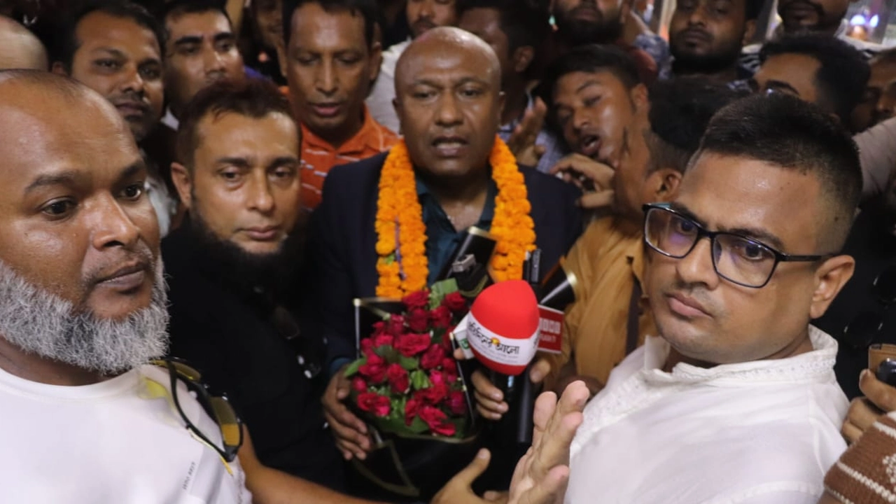 বিমানবন্দরে আবুল হোসেনকে ফুলেল শুভেচ্ছা জানান নেতাকর্মীরা। ছবি : কালবেলা