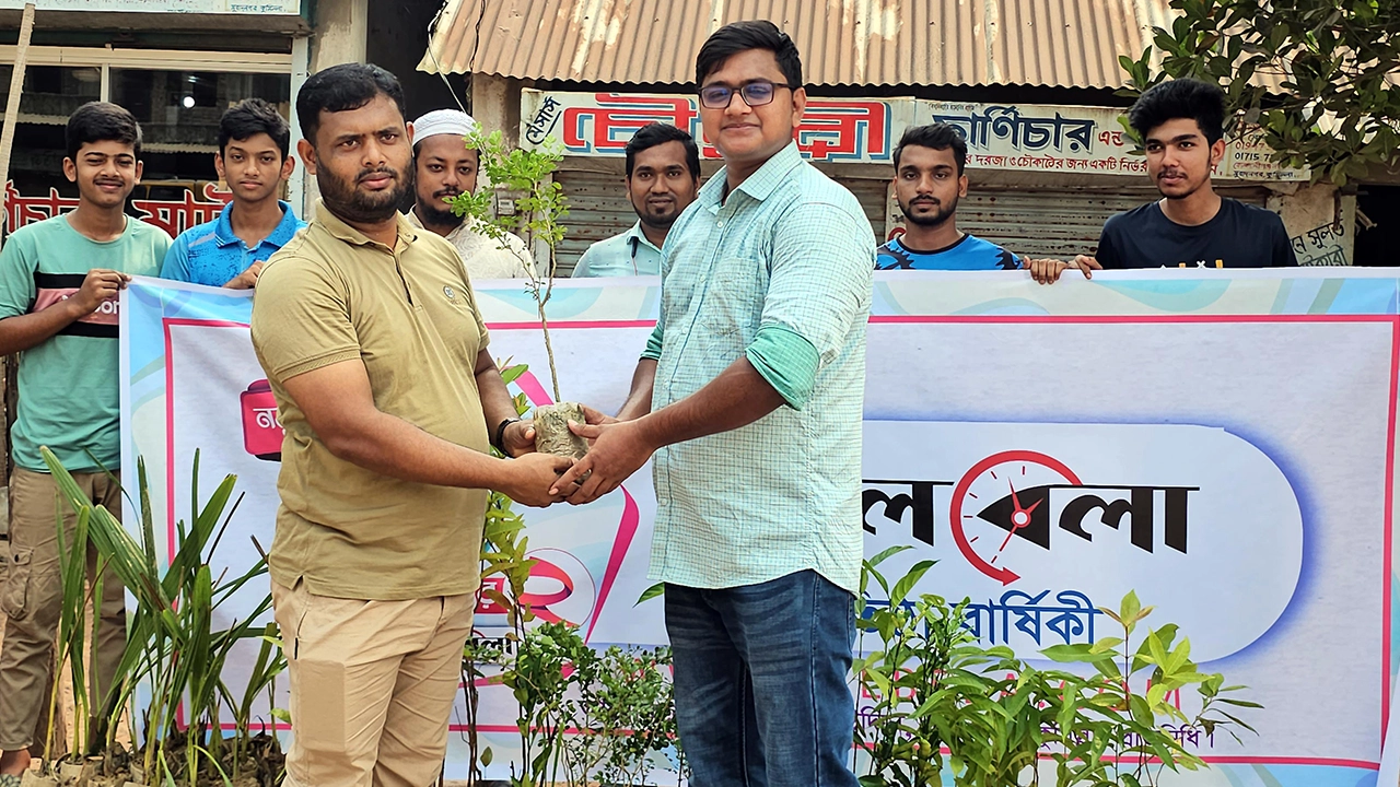 কালবেলার প্রতিষ্ঠাবার্ষিকী উপলক্ষে গাছের চারা বিতরণ। ছবি : কালবেলা