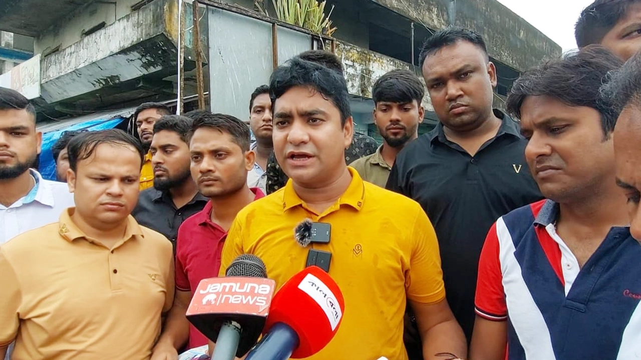 সাতক্ষীরায় নেতাকর্মীদের নিয়ে লিফলেট বিতরণ করেন ছাত্রদলের সাধারণ সম্পাদক নাসির উদ্দিন নাসির। ছবি : কালবেলা