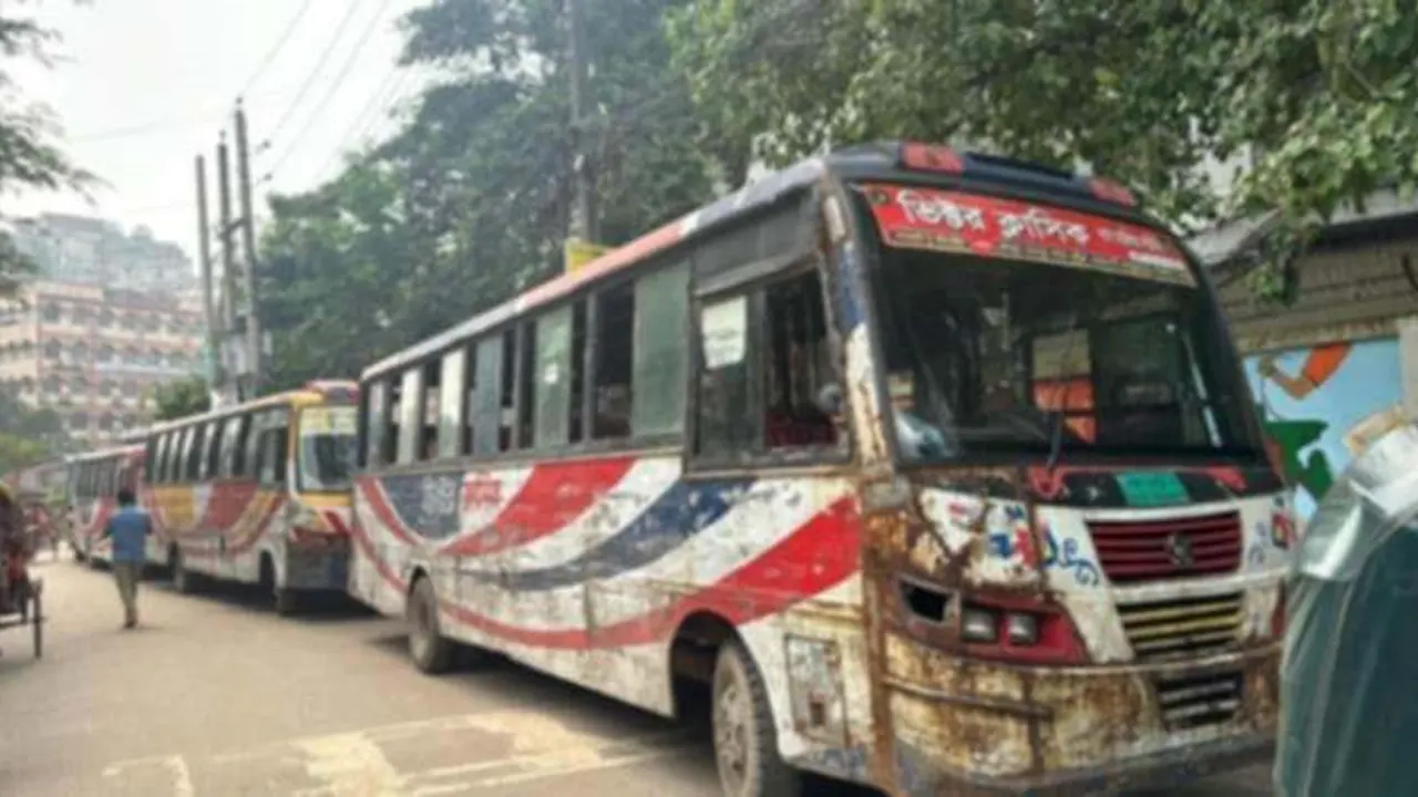 জবি ছাত্রীকে হেনস্তা, ভিক্টর ক্লাসিকের বাস আটকে দিলেন শিক্ষার্থীরা। ছবি : কালবেলা