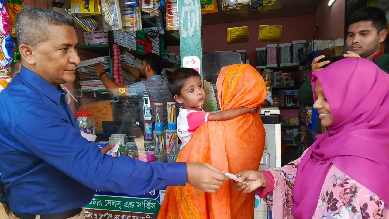 রাষ্ট্র কাঠামো মেরামতের ৩১ দফার লিফলেট বিতরণ ও গণসংযোগ করেন যুবদল সাধারণ সম্পাদক নয়ন । ছবি : কালবেলা