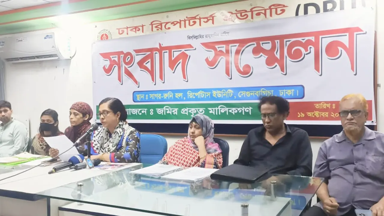 ঢাকা রিপোর্টার্স ইউনিটিতে (ডিআরইউ) সংবাদ সম্মেলনে লিখিত বক্তব্য পাঠ করেন নাহিদ ইসলাম মনিকা। ছবি : কালবেলা