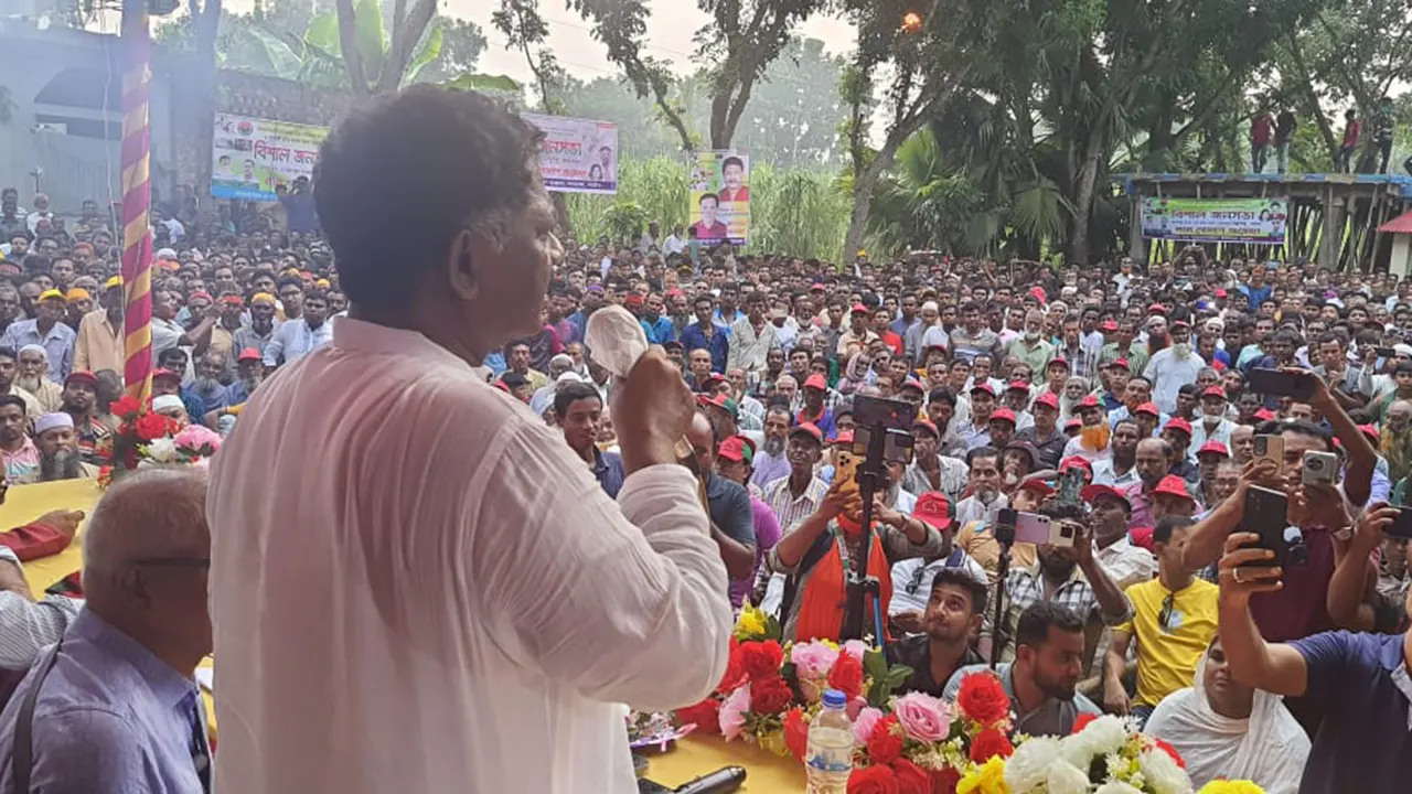 নাটোরে কৃষক দল আয়োজিত জনসভায় প্রধান অতিথির বক্তব্য দেন বিএনপির কেন্দ্রীয় নির্বাহী পরিষদ সদস্য অ্যাডভোকেট এম রুহুল কুদ্দুস তালুকদার দুলু। ছবি : কালবেলা