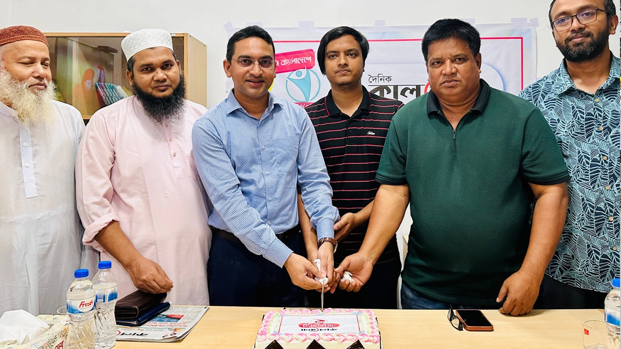 কেক কেটে কালবেলার প্রতিষ্ঠাবার্ষিকী উদযাপন করেন অতিথিরা। ছবি : কালবেলা