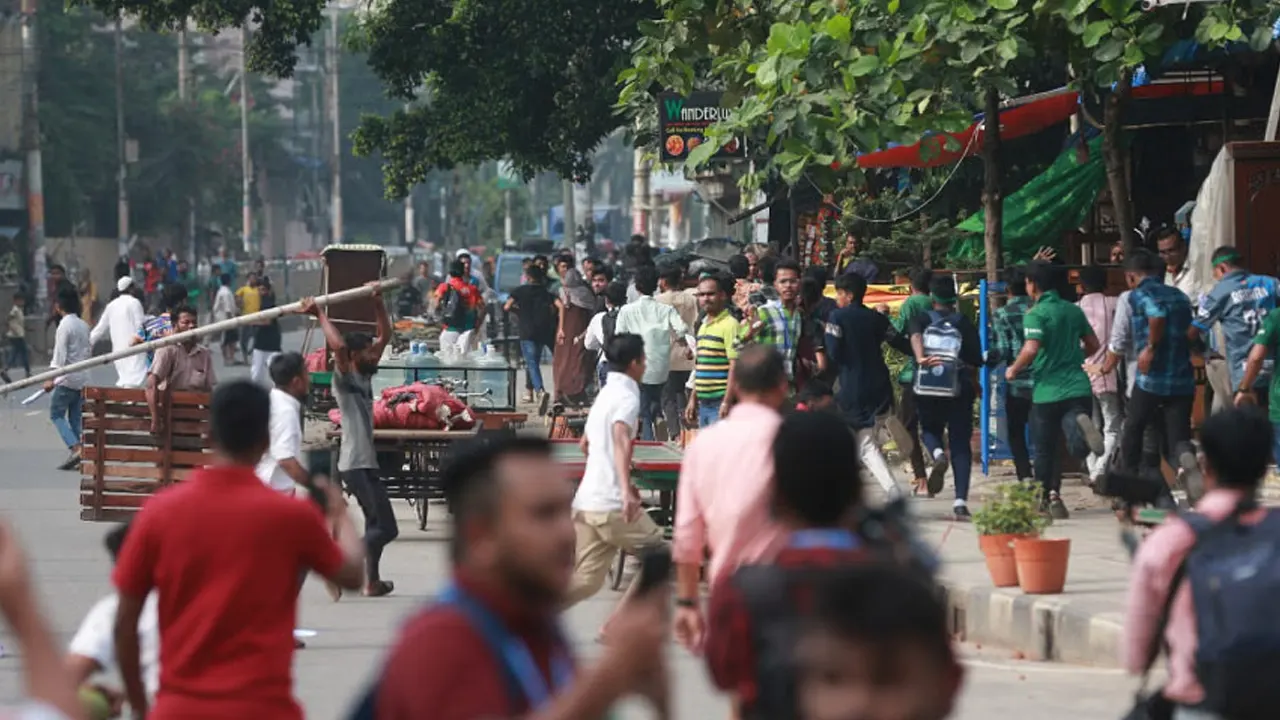 মিরপুরে সাকিব ভক্তদের ওপর বহিরাগতদের হামলা। ছবি : সংগৃহীত