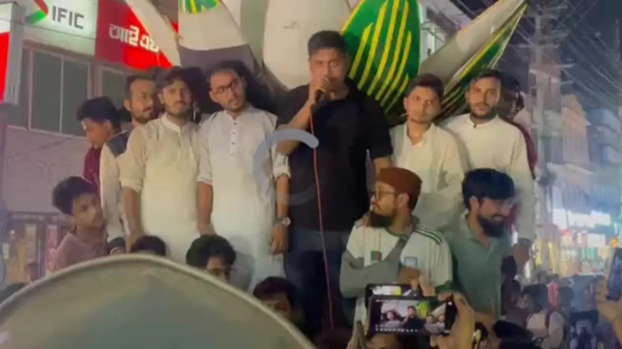 কুমিল্লায় মশাল মিছিল শেষে সমাপনী বক্তব্য দেন হাসনাত আবদুল্লাহ। ছবি : কালবেলা