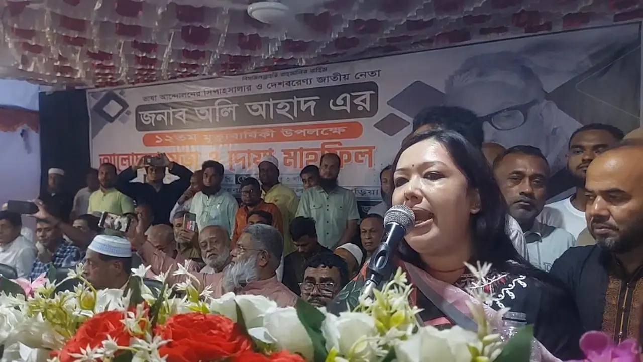 প্রয়াত ভাষাসৈনিক অলি আহাদের ১২তম মৃত্যুবার্ষিকীতে আলোচনা সভা ও দোয়া মাহফিলে বক্তব্য দেন ব্যারিস্টার রুমিন ফারহানা। ছবি : কালবেলা