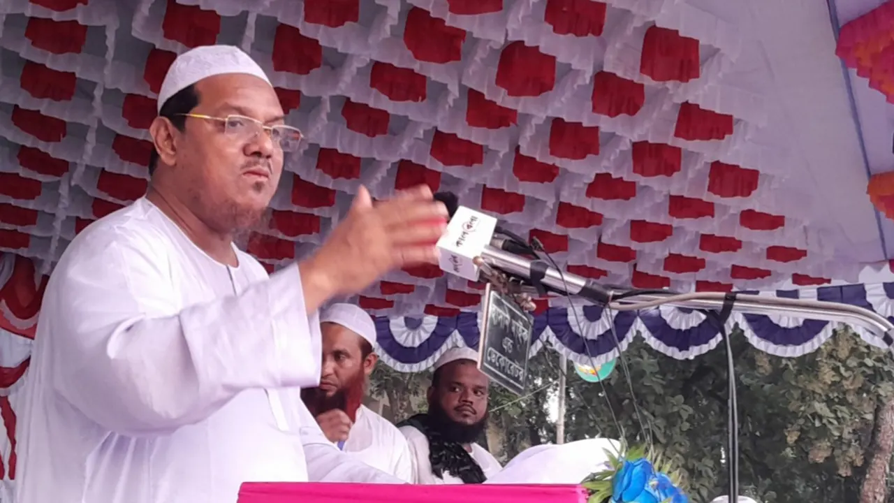 সিরাজগঞ্জের কাজিপুরে ইসলামী আন্দোলন বাংলাদেশের গণসমাবেশে বক্তব্য দেন চরমোনাই পীর মুফতি সৈয়দ মুহাম্মদ রেজাউল করিম। ছবি : কালবেলা