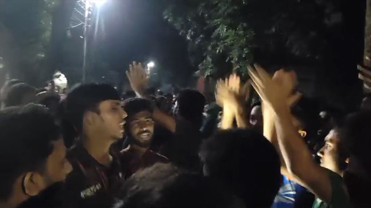 ঢাকা কলেজে  শিক্ষার্থীদের বিক্ষোভ মিছিল। ছবি : কালবেলা