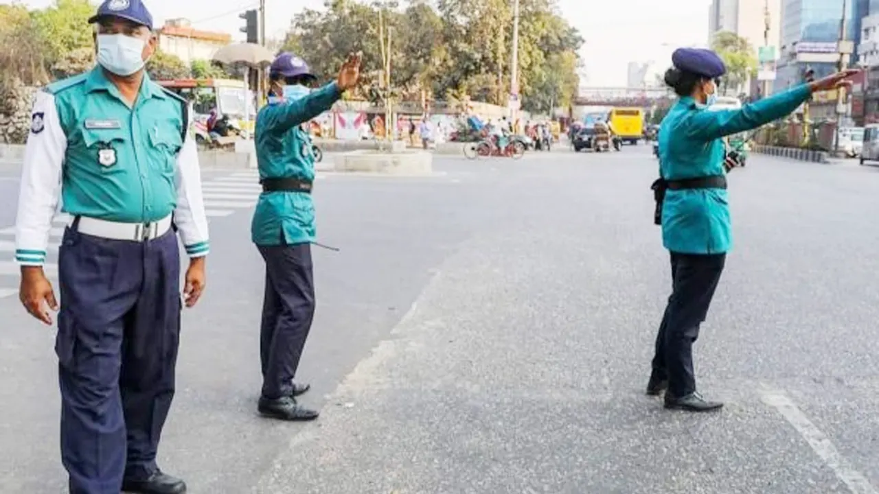 দায়িত্ব পালন করছেন ট্রাফিক পুলিশ। ছবি : সংগৃহীত