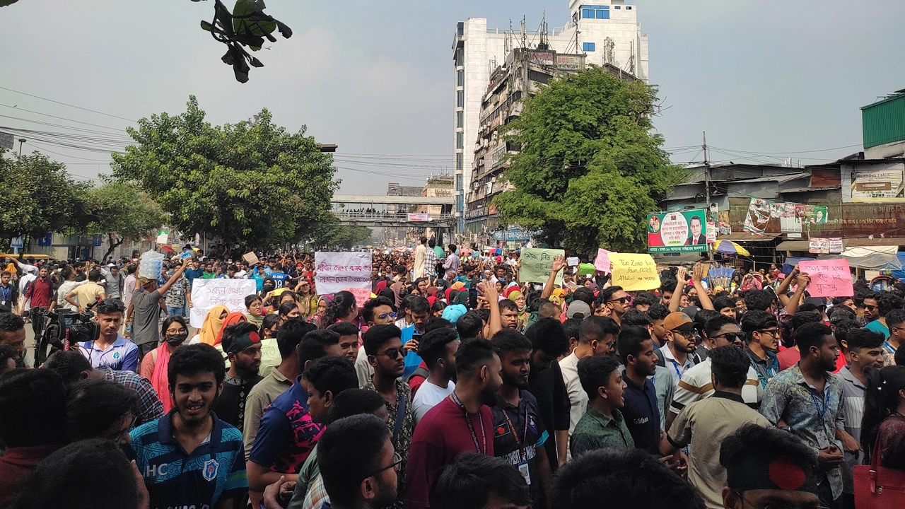 রাজধানীর নীলক্ষেত অবরোধ করে বিক্ষোভ কর্মসূচি পালন করছেন সাত কলেজের শিক্ষার্থীরা। ছবি : কালবেলা