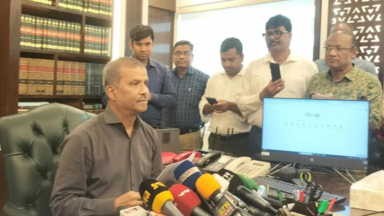 সংবাদ সম্মেলনে কথা বলছেন আইন উপদেষ্টা ড. আসিফ নজরুল।