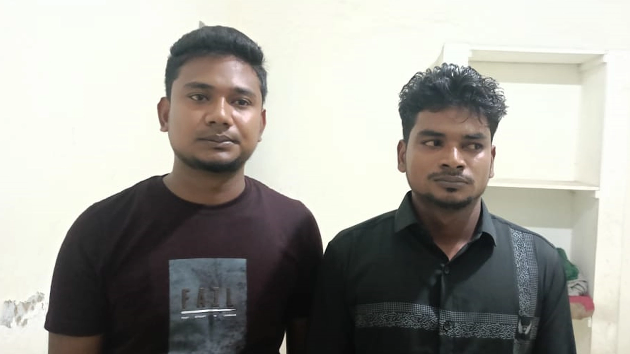 পুলিশের হাতে গ্রেপ্তার বন কর্মকর্তা হত্যাচেষ্টা মামলার দুই আসামি। ছবি : কালবেলা