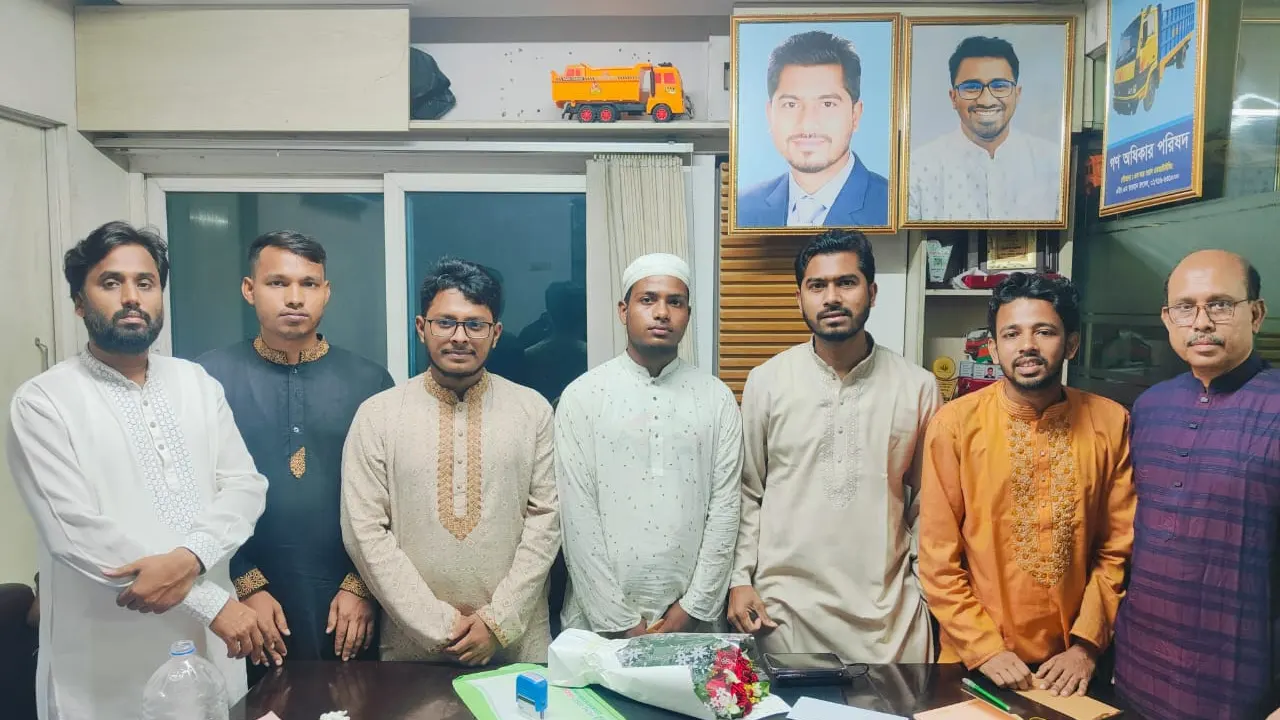 ছাত্র আন্দোলনে পুলিশের গুলিতে নিহত শহীদ ইমনের পরিবারের পাশে দাঁড়িয়েছে গণঅধিকার পরিষদ। ছবি : সংগৃহীত