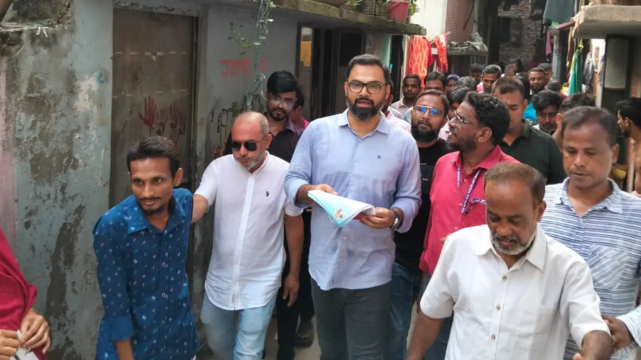 ডেঙ্গু প্রতিরোধে গণসচেতনতামূলক লিফলেট বিতরণ করেন বিএনপি নেতা আমিনুল হক। ছবি : কালবেলা