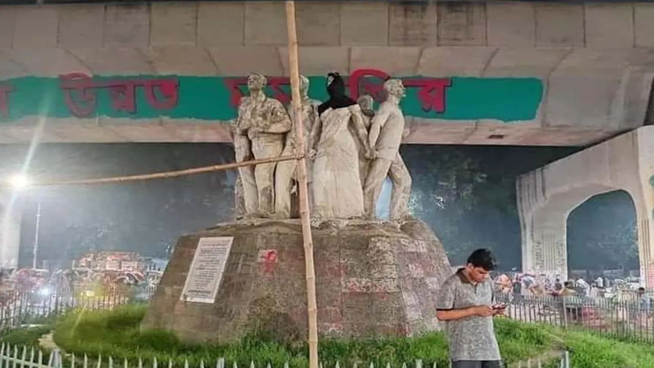 রাজু ভাস্কর্যের নারী প্রতিকৃতির মাথায় হিজাব পরিয়েছে দুর্বৃত্তরা। ছবি : কালবেলা