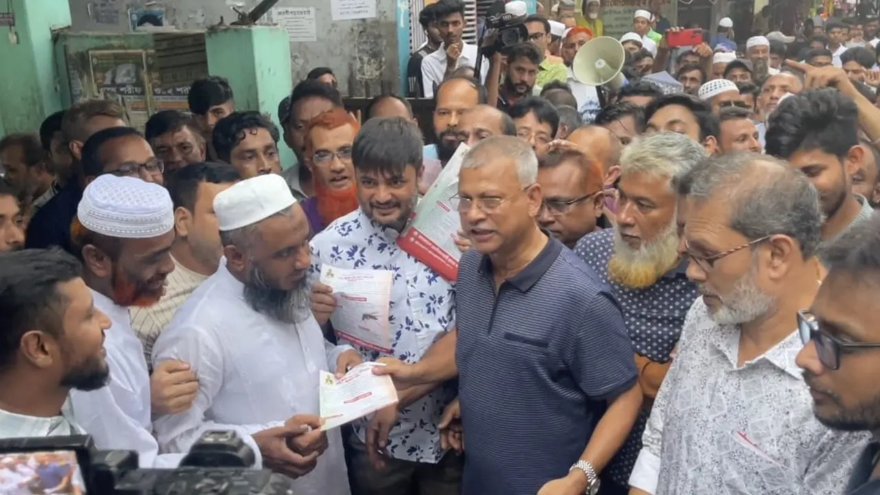 র‍্যালি, গণসংযোগ ও লিফলেট বিতরণ করেন বিএনপি নেতা সাইফুল আলম নিরব। ছবি : কালবেলা