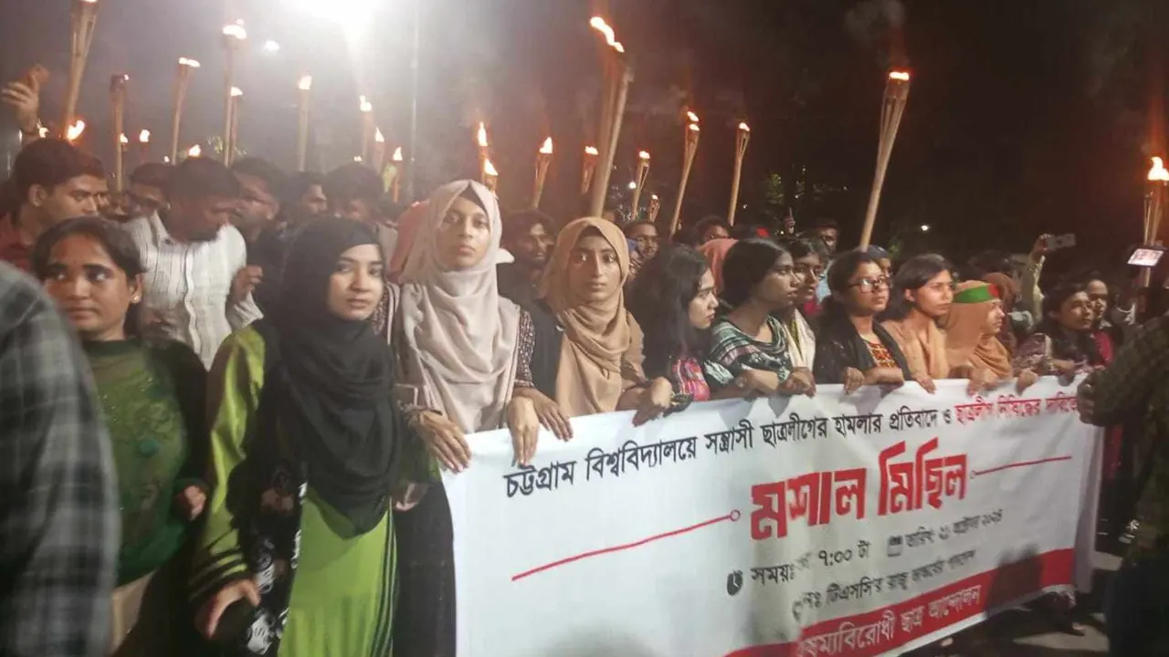 ছাত্রলীগ নিষিদ্ধের দাবিতে ঢাবি ক্যাম্পাসে মশাল মিছিল করেন সাধারণ শিক্ষার্থীরা। ছবি : কালবেলা