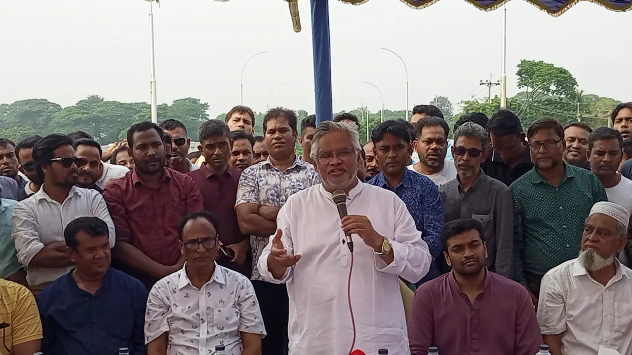 কেরানীগঞ্জে এক জনসভায় বক্তব্য দেন আমান উল্লাহ আমান। ছবি : কালবেলা