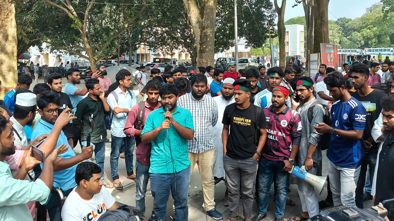 পদত্যাগ ও ছাত্রলীগকে নিষিদ্ধের দাবিতে রাজশাহী বিশ্ববিদ্যালয়ে (রাবি) শিক্ষার্থীদের বিক্ষোভ। ছবি : কালবেলা