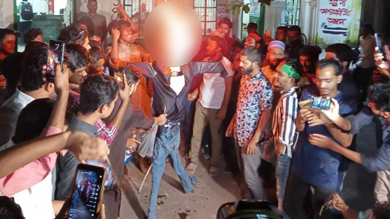 পদত্যাদের দাবিতে রাষ্ট্রপতির কুশপুত্তলিকা দাহ। ছবি : কালবেলা