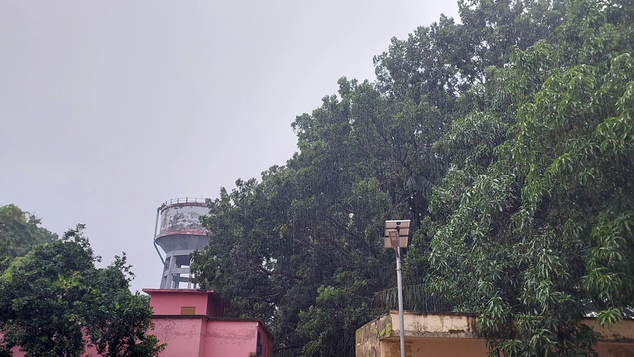ঘূর্ণিঝড় ডানার প্রভাবে সাতক্ষীরা উপকূলে বৃষ্টি শুরু হয়েছে। ছবি : কালবেলা