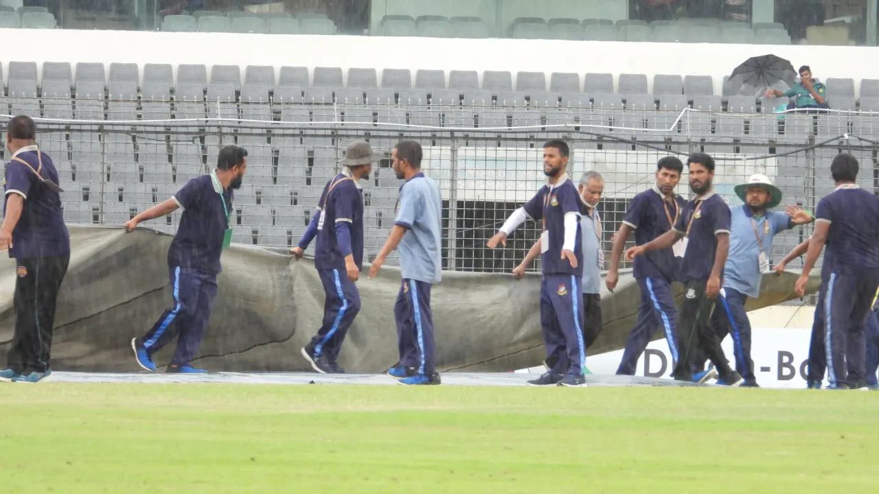 আলোকস্বল্পতায় মিরপুরে আবারও বন্ধ খেলা