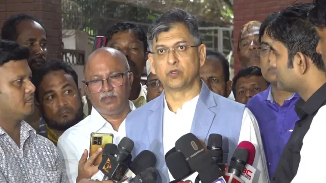 সাংবাদিকদের সঙ্গে কথা বলছেন সালাউদ্দিন আহমেদ। ছবি : সংগৃহীত