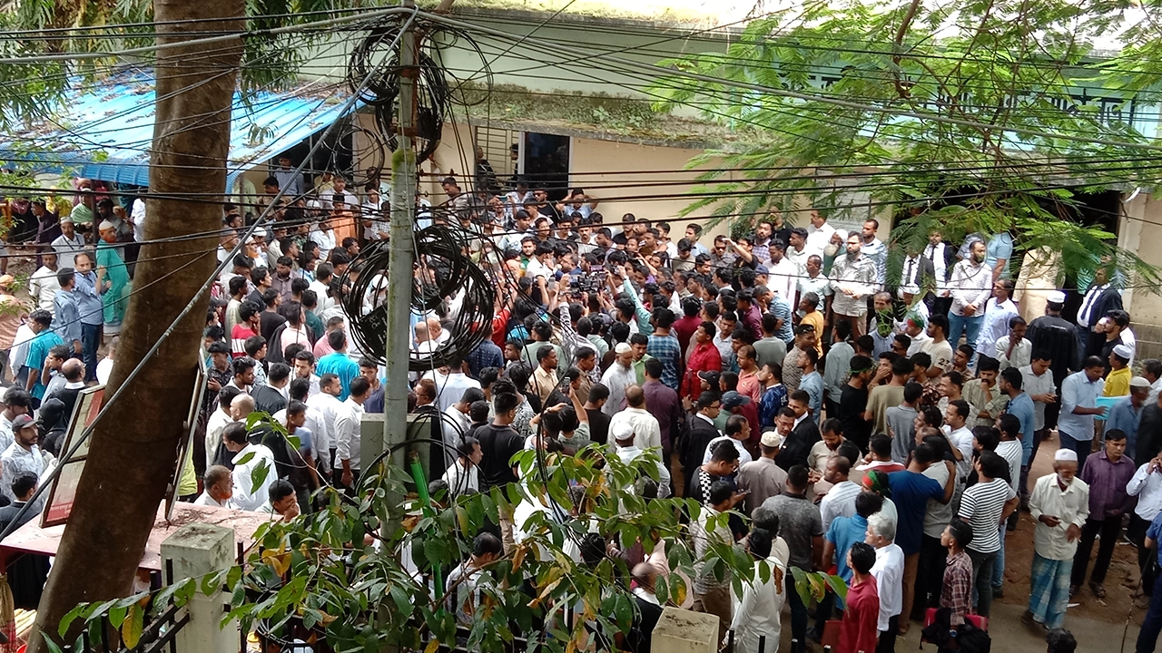 কক্সবাজারে আদালত ঘেরাও। ছবি : কালবেলা