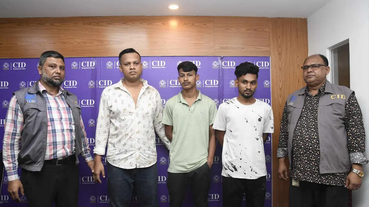 বসুন্ধরা শপিং কমপ্লেক্স থেকে চোর চক্রের ৩ সদস্য গ্রেপ্তার । ছবি : কালবেলা