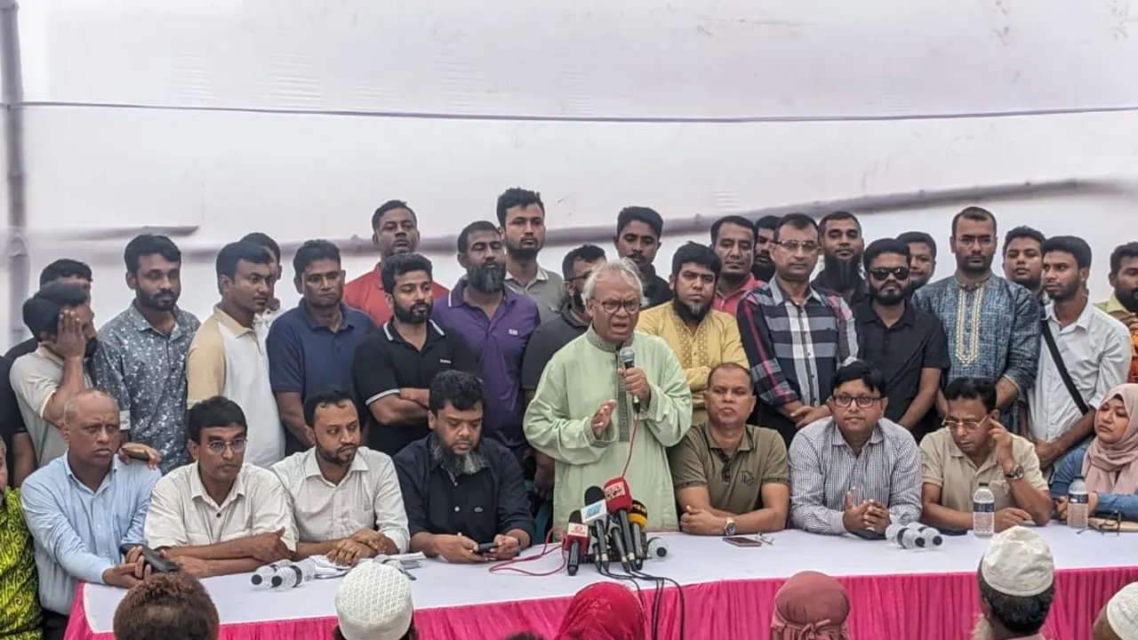 ‘শহীদ’ পরিবারের সাথে সাক্ষাৎ করেন বিএনপি নেতাকর্মীরা। ছবি : কালবেলা