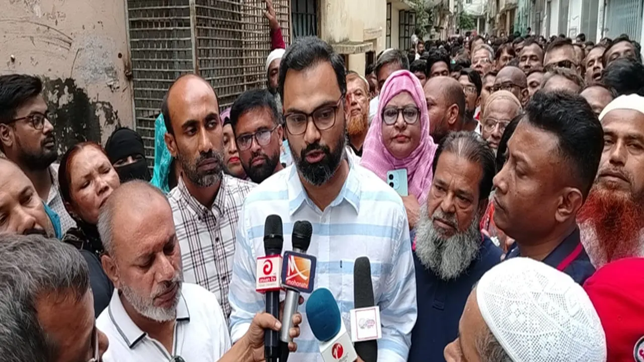 ডেঙ্গু প্রতিরোধে জনগণকে সচেতন করতে বিএনপির লিফলেট বিতরণ। ছবি : সংগৃহীত