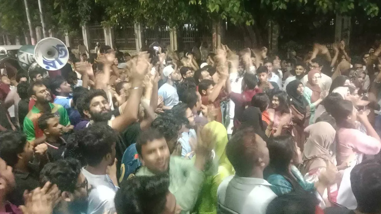 ছাত্রলীগকে নিষিদ্ধের ঘটনায় ঢাবি ক্যাম্পাসে আনন্দ মিছিল বের করেন সাধারণ শিক্ষার্থীরা। ছবি : কালবেলা