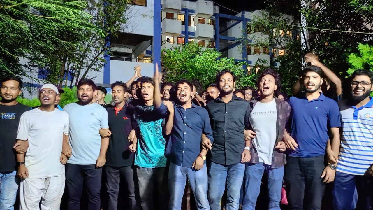 ছাত্রলীগকে নিষিদ্ধ করায় পাবনা বিজ্ঞান ও প্রযুক্তি বিশ্ববিদ্যালয়ে (পাবিপ্রবি) সাধারণ শিক্ষার্থীরা আনন্দ মিছিল। ছবি : কালবেলা