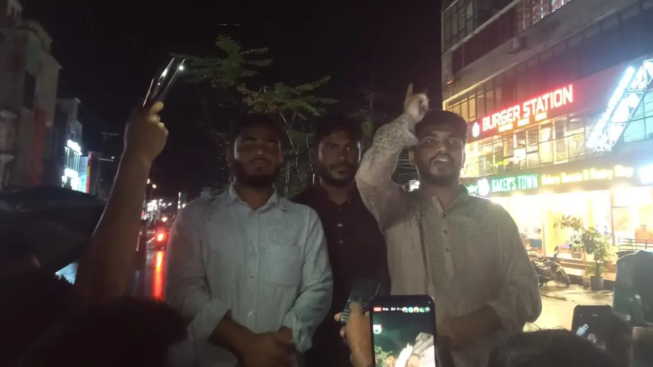 ছাত্রলীগ নিষিদ্ধের পর আনন্দ মিছিল শেষে বক্তব্য দিচ্ছেন সম্বনয়করা। ছবি : কালবেলা
