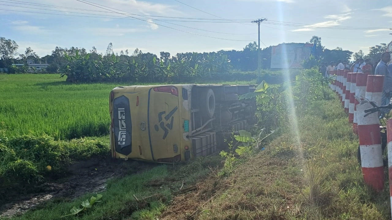 রাস্তার পাশে খাদে উল্টে পড়ে আছে বাস। ছবি : কালবেলা