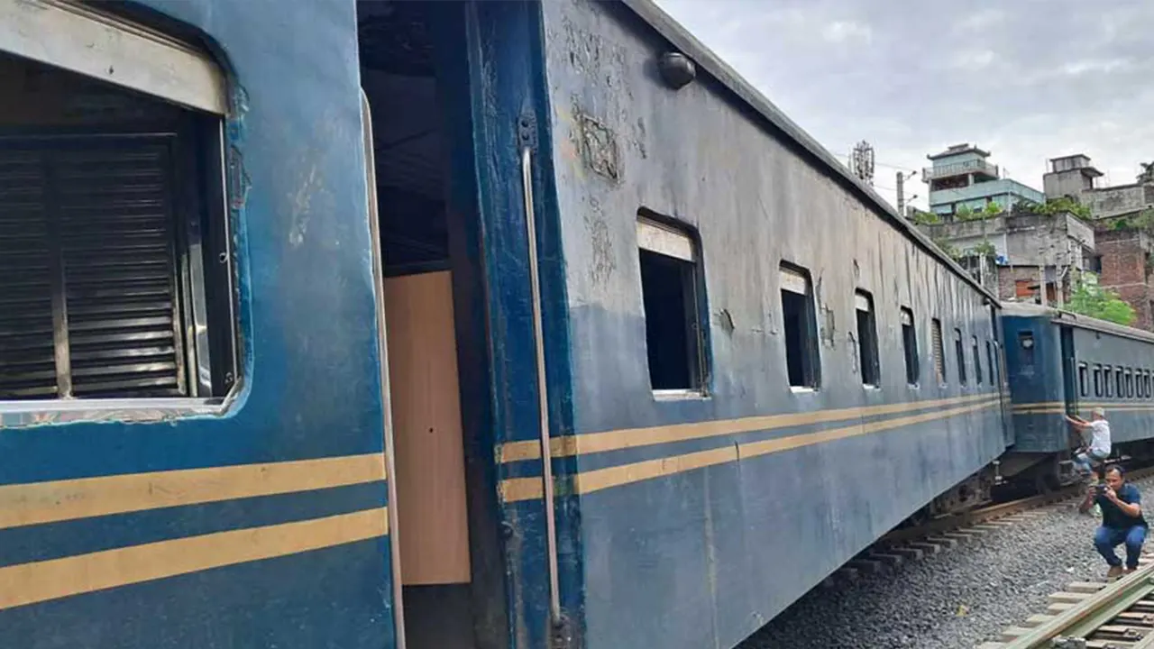 রাজধানীর গোপীবাগে লাইনচ্যুত কমিউটার ট্রেন। ছবি : সংগৃহীত