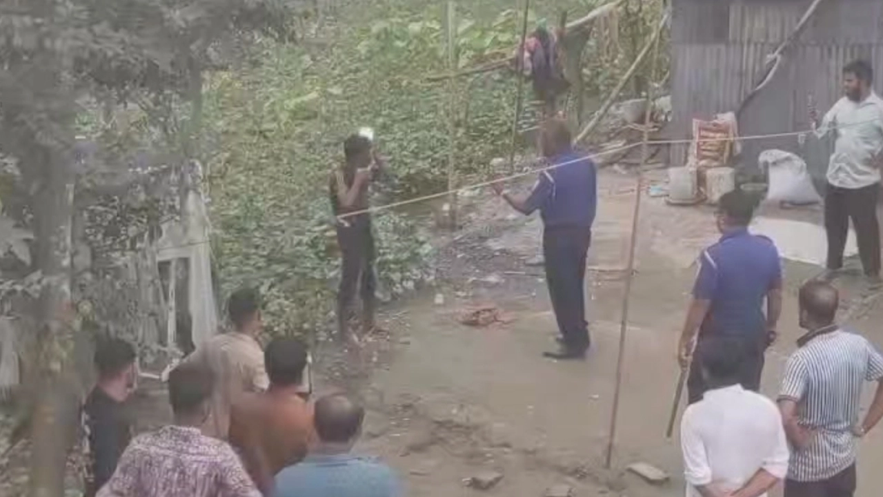 পুলিশ ও জনতার সামনে নিজের গলায় ছুরি চালিয়ে আত্মহত্যা করেছেন সাত্তার মিয়া নামে এক যুবক। ছবি : কালবেলা