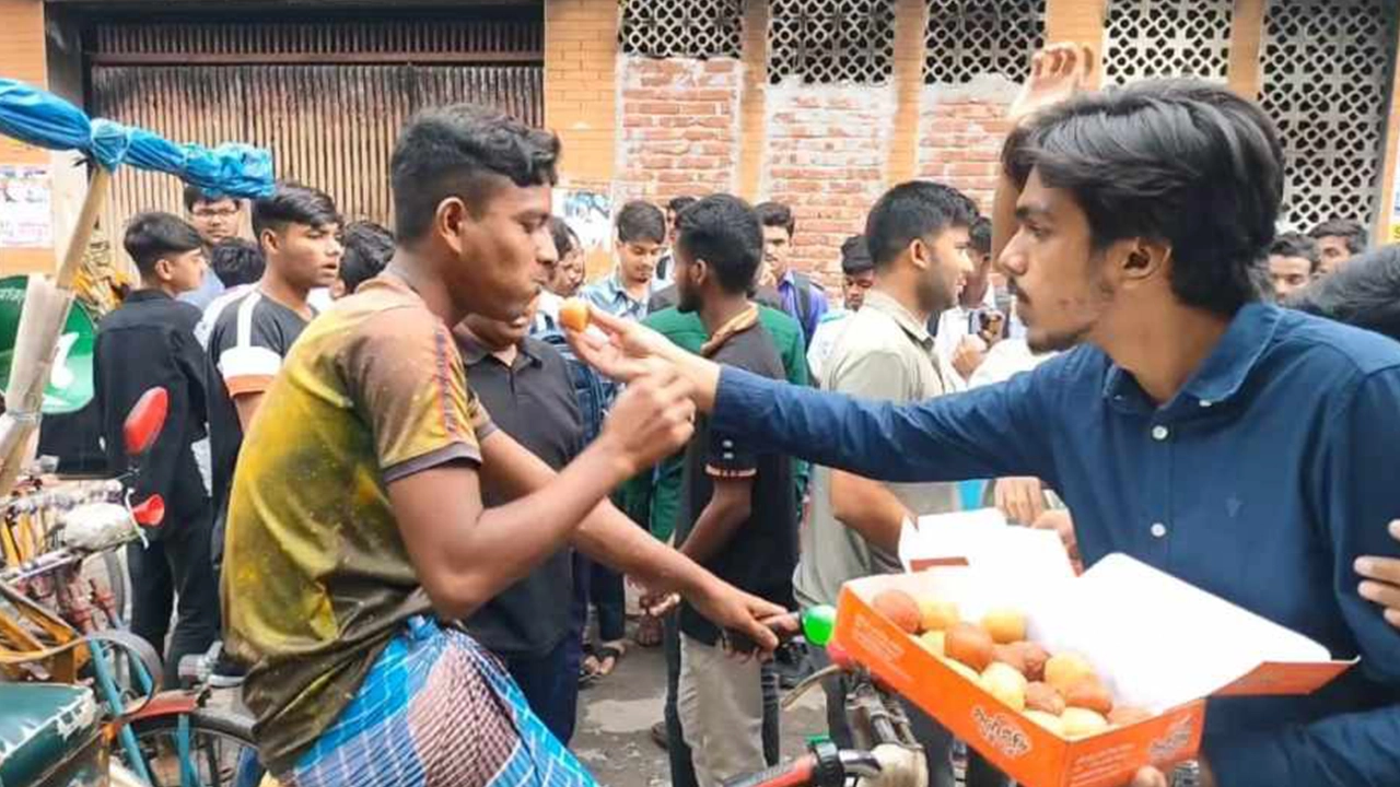 ছাত্রলীগকে নিষিদ্ধ ঘোষণা করায় সিরাজগঞ্জে আনন্দ মিছিল ও মিষ্টি বিতরণ। ছবি : কালবেলা