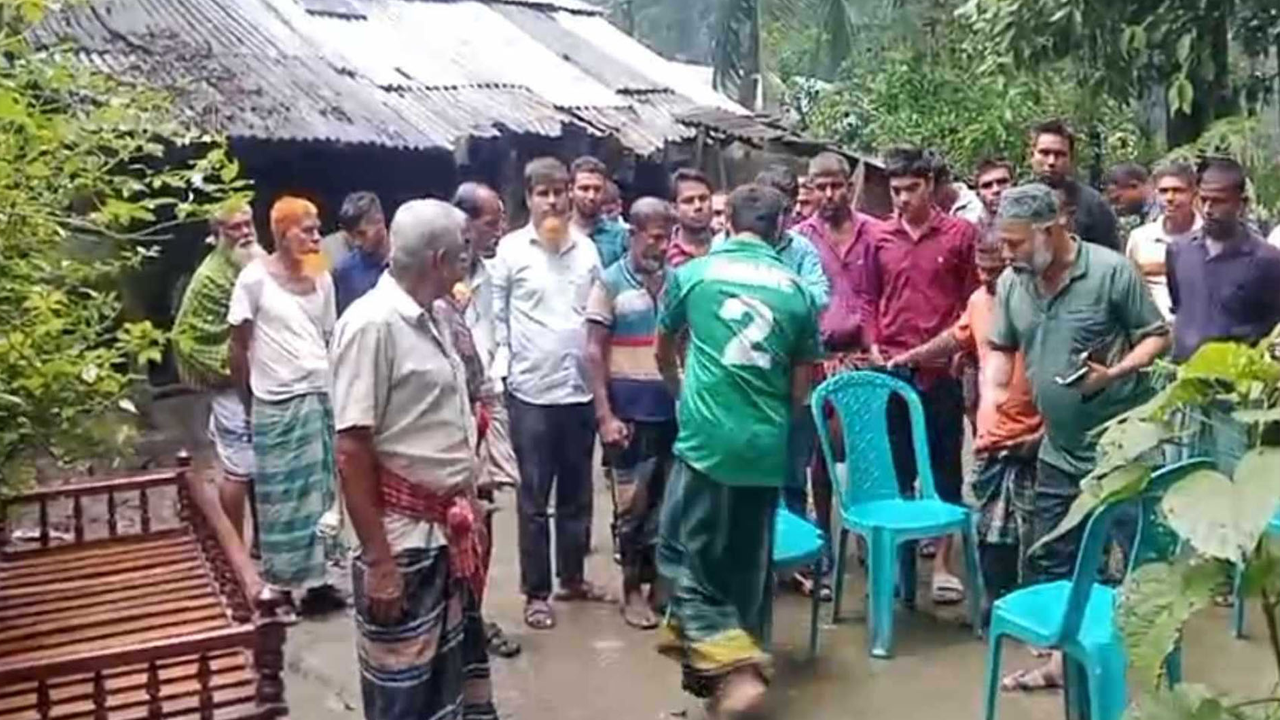 গাছচাপায় মৃত আশ্রাফ আলীর বাড়িতে স্বজনদের ভিড়। ছবি : সংগৃহীত