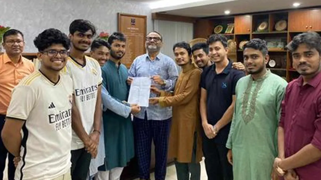 শিক্ষার্থীরা ড. নিয়াজ আহমদ খানের হাতে স্মারকলিপি তুলে দেন। ছবি : কালবেলা